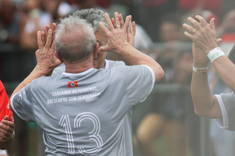 Ex-presidente Lula comemora seu gol apos cobrar falta. Seu time Amigos de Chico e Lula venceu por 2 x 1 o time Amigos do MST no campo Doutor Sócrates, da escola Nacional Florestan Fernandes