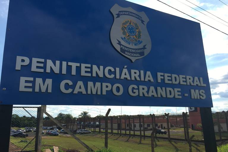 Nas cinco unidades federais, como a penitenciária de Campo Grande (MS), o trajeto da cela para outros espaços é feito com o uso de algemas até o local de atendimento médico, jurídico e social; as penitenciárias têm unidades básicas de saúde, consultórios psicológicos e promovem atividades de educação