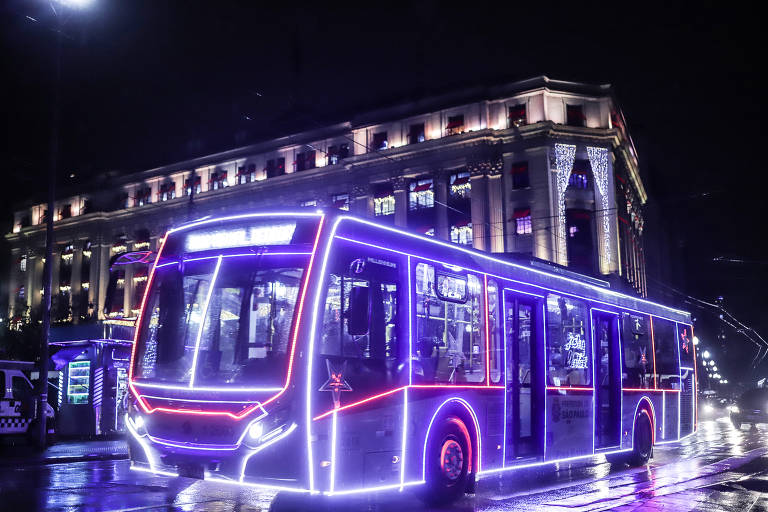 Ônibus iluminado em comemoração às festas de fim de ano passa pelas ruas de São Paulo