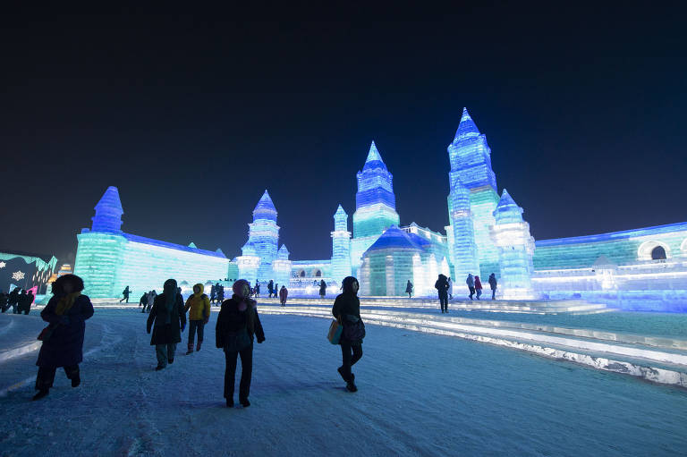 Pessoas visitam a 21ª edição do evento 'Mundo de Gelo e Neve', em Harbin, capital de província chinesa de Heilongjiang