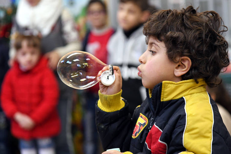 Criança com paralisia cerebral participa de evento de Natal organizado por associação infantil em Damasco, na Síria