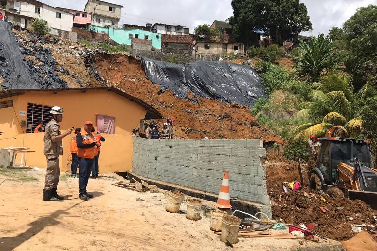Deslizamento deixa cinco mortos e dois desaparecidos no Recife