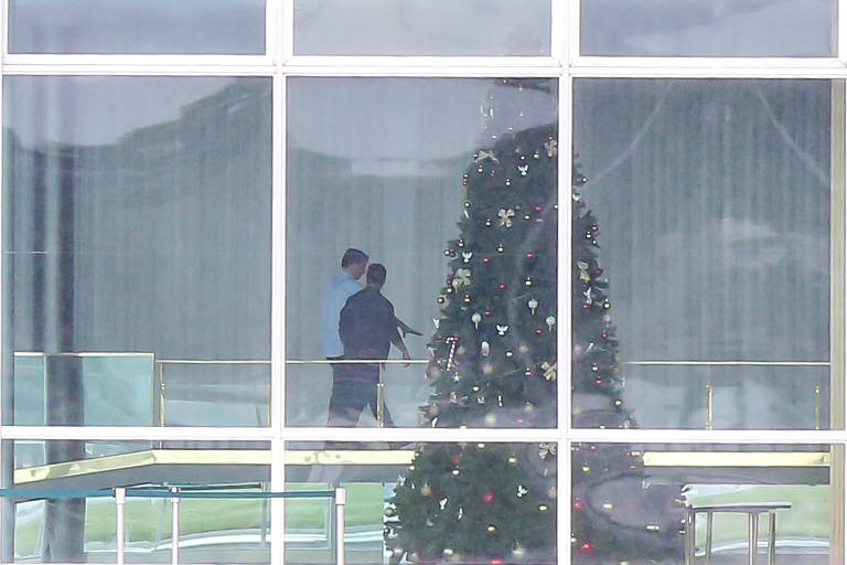 O presidente Jair Bolsonaro deixa o Hospital das Forças Armadas nesta terça (24) após passar a noite em observação por conta de uma queda que levou no banheiro do Palácio da Alvorada na noite segunda (23)  