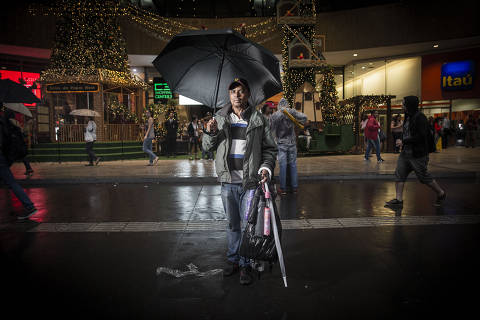 SAO PAULO - SP - 19.12.2019 - Geraldo Mendes, 52, vende guarda-chuva na avenida Paulista. (Foto: Danilo Verpa/Folhapress, MERCADO)