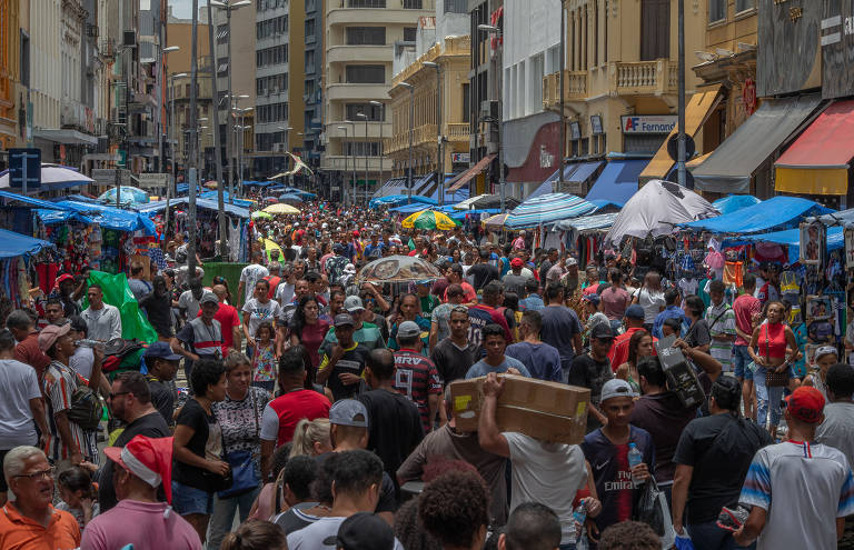 Consumidores fazem compras de Natal de última hora nesta terça (24), na rua 25 de Março, na região central de São Paulo 