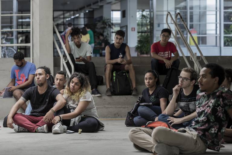 Mesa de debates durante a Semana da Consciência Negra organizada por alunos da Escola Politécnica
