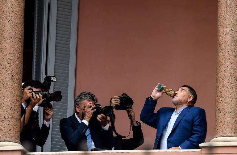 Maradona visita Fernández na Casa Rosada, grita contra Macri e acena na sacada