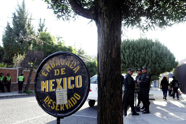 Policiais fazem guarda em frente à embaixada do México em La Paz 