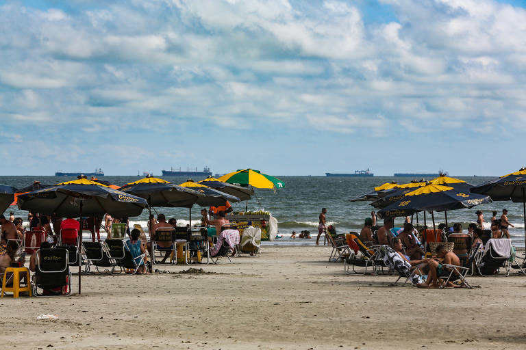 Turistas já tomam conta das praias do litoral paulista
