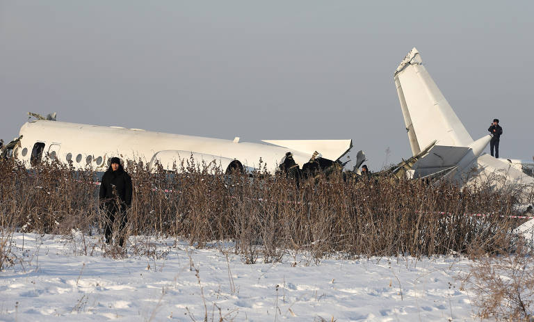 Avião com cem passageiros a bordo cai no Cazaquistão