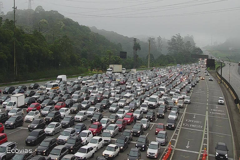 Motoristas encaram longas filas na ida para o litoral paulista