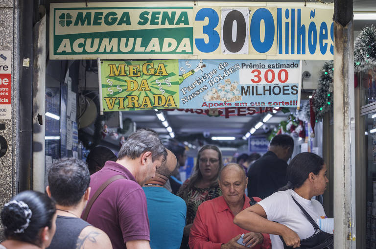 Aglomeração de pessoas diante de porta com dizeres MEGA SENA ACUMULADA