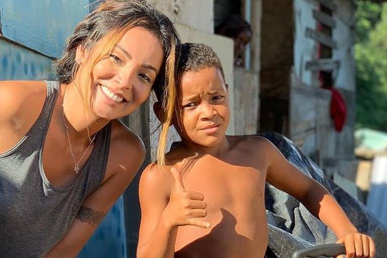 Carol Nakamura adota criança com o noivo, Guilherme Leonel