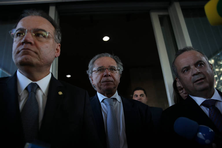 Em setembro, ele defendeu comentário ofensivo do presidente Jair Bolsonaro à primeira-dama francesa, Brigitte Macron. “O Macron falou que estão colocando fogo na Amazônia. O presidente [Bolsonaro] devolveu, falou que a mulher do Macron é feia. O presidente falou a verdade, ela é feia mesmo”, disse durante o evento. Depois, o Ministério emitiu uma nota de desculpas pela ofensa