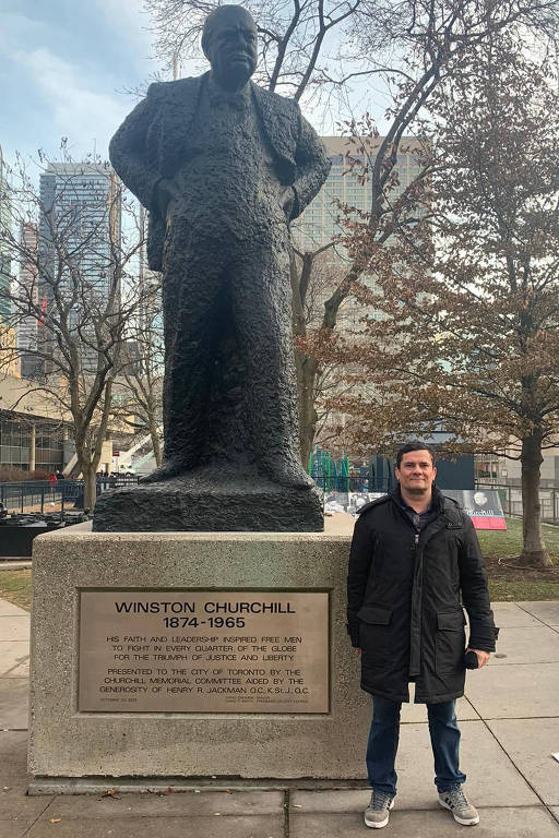 Sergio Moro ao lado de uma estátua do ex-primeiro-ministro Winston Churchill, em Toronto, no Canadá, em dezembro de 2019 
