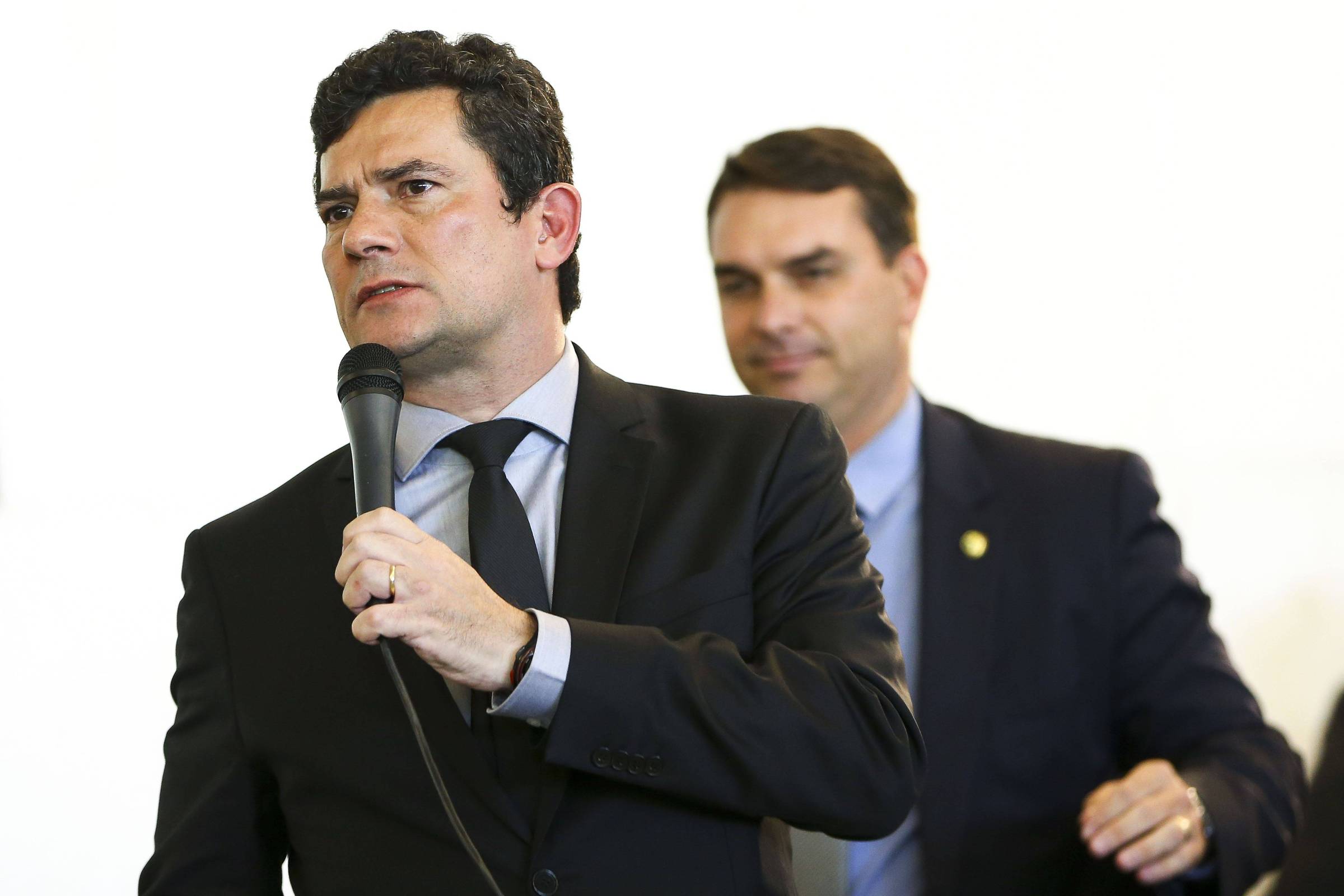 Moro deixa miliciano ligado a gabinete de Flávio Bolsonaro fora de lista de mais procurados