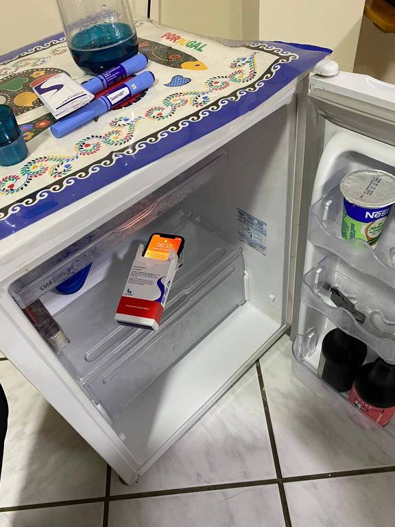 Celular encontrado dentro de caixa de remédio no interior de um frigobar na casa do deputado federal Wilson Santiago (PTB-PB)