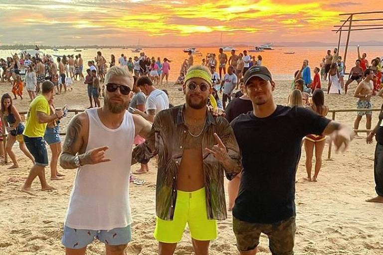 Neymar (centro) passa Réveillon com o jogador Lucas Lima (esq.) e o surfista Gabriel Medina