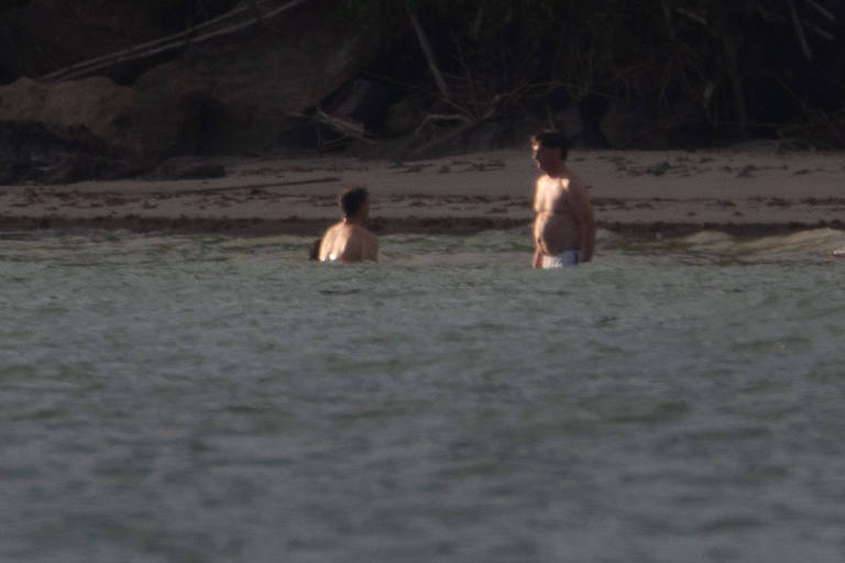 Bolsonaro vai à praia em base naval ao lado da filha Laura