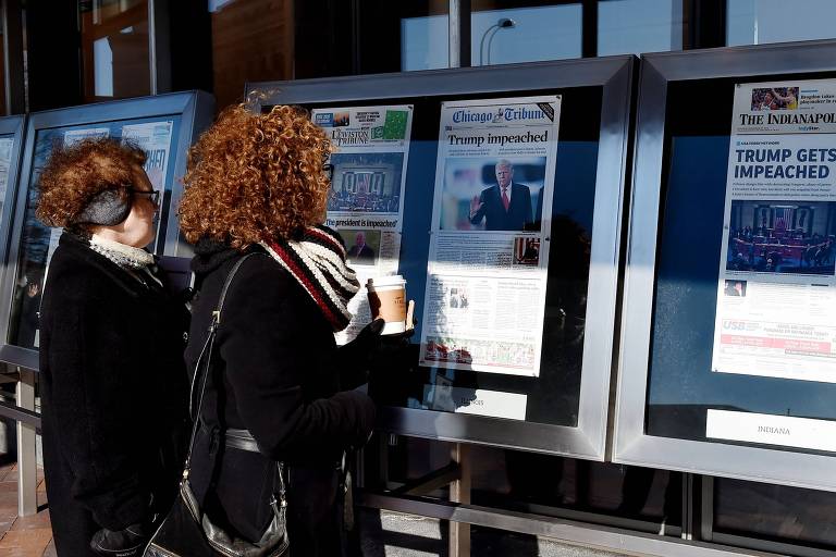 Público visita exposição sobre as primeiras páginas de jornais no Newseum em Washington

