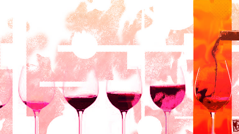 Seis taças de vinho. Na sexta, à direita, pode-se ver apenas a boca de uma garrafa de vinho na horizontal, enchendo o copo