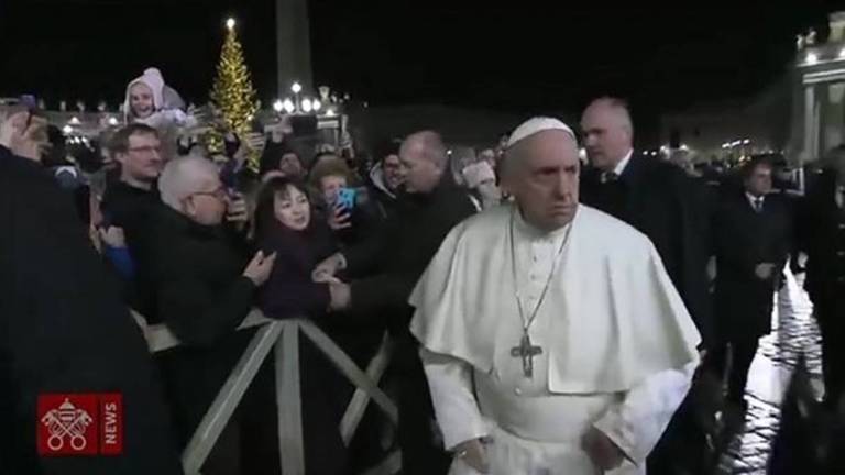 O pontífice se irritou quando foi puxado por mulher que estava atrás da barreira de segurança; câmeras captaram momento em que ela puxa bruscamente a mão do papa e ele reage dando um tapa ao não conseguir se desvencilhar