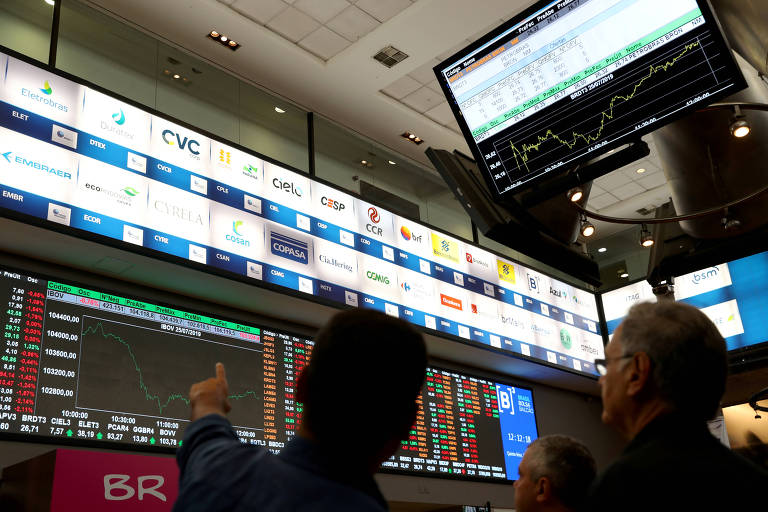Público observa painéis com índices de ações na Bolsa de Valores, em São Paulo