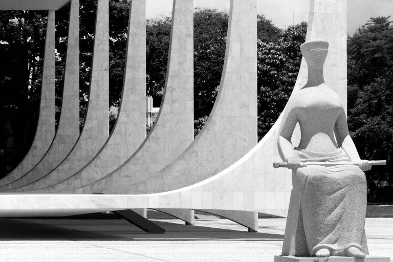 Estátua simbolizando a Justiça, em frente à sede do STF (Supremo Tribunal Federal), na praça dos Três Poderes, em Brasília