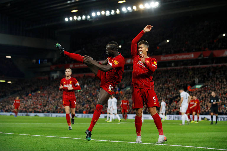 O atacante Mané comemora com Firmino o segundo gol do Liverpool sobre o Sheffield United, nesta quinta