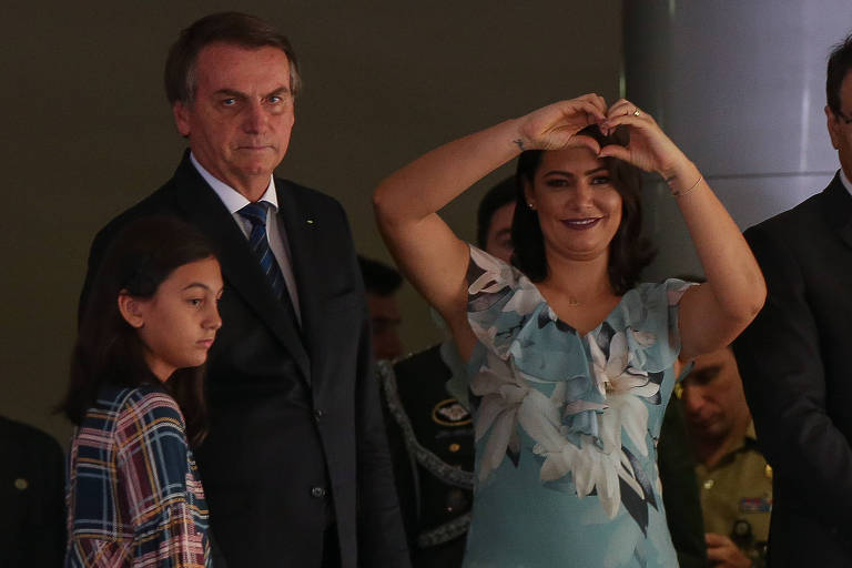 Bolsonaro visita Michelle no hospital após cirurgia no abdômen e troca de silicone