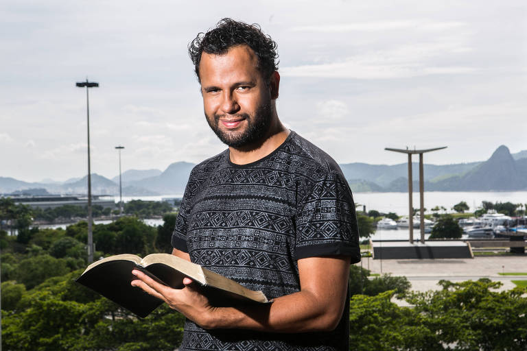 O pastor Henrique Vieira segura uma Bíblia