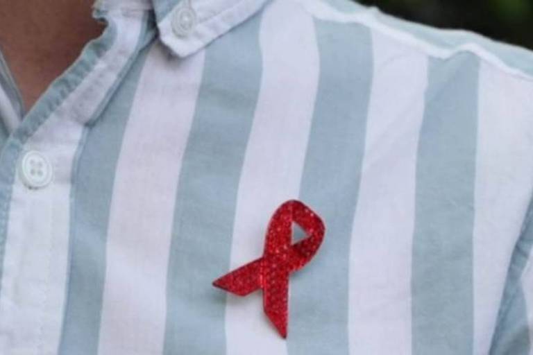 O símbolo de solidariedade e comprometimento com a luta contra a AIDS
