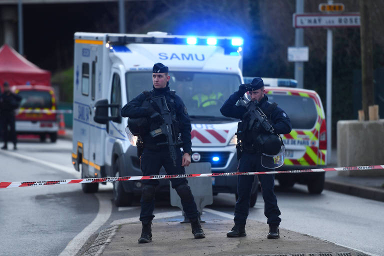 Polícia isolou o local onde um homem fez ataques com faca em uma cidade nos arredores da França
