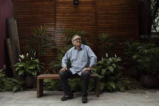 O produtor de cinema Luiz Carlos Barreto no quintal de seu escritório, no Rio