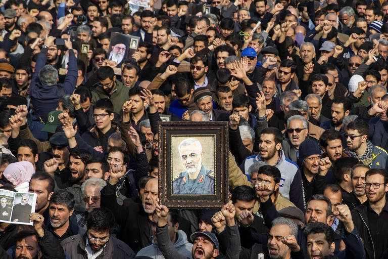 Manifestantes carregam quadro com o rosto de Suleimani em ato em Teerã