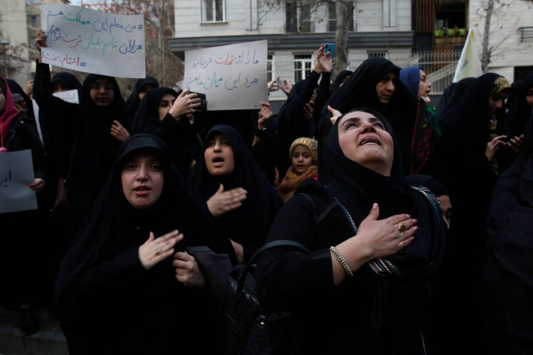 Mulheres durante protesto contra a morte do general em Teerã 