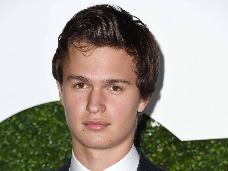 O ator Ansel Elgort na GQ Men of the Year Party
