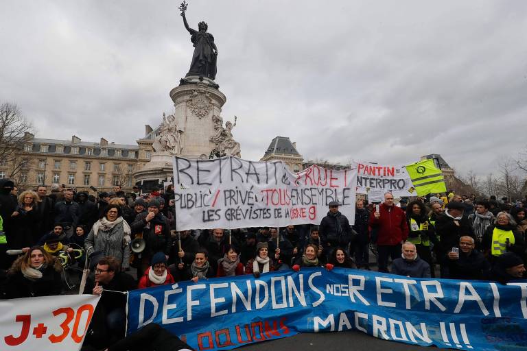 Manifestantes em protesto em Paris contra a reforma da Previdência francesa