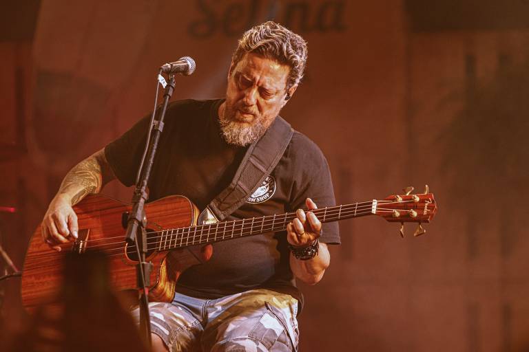 Canisso, baixista do Raimundos, em show na primeira edição do Surf Festival, no espaço Selina Beach, na praia Mole, em Florianópolis