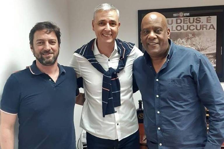 Tiago Nunes, novo técnico do Corinthians, ao centro, junto com o diretor de futebol Duilio Monteiro Alves (à dir) e o diretor administrativo André Luiz de Oliveira