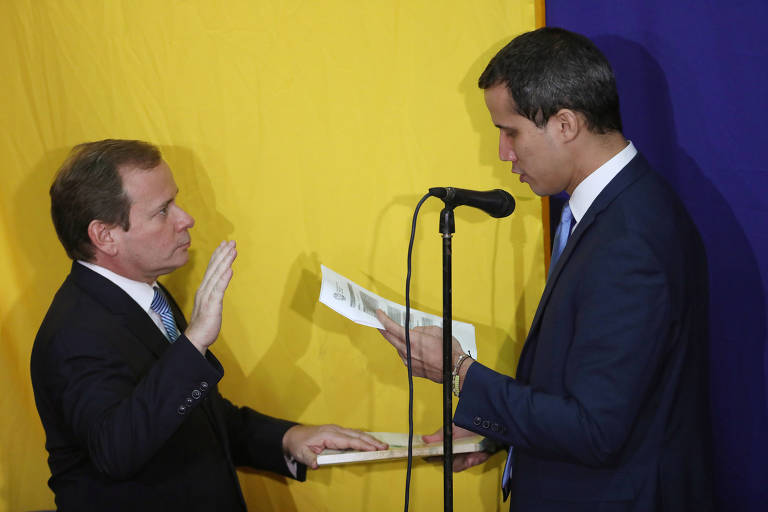 O opositor Juan Pablo Guanipa faz juramento diante de Juan Guaidó após ser eleito vice-presidente da Assembleia Nacional