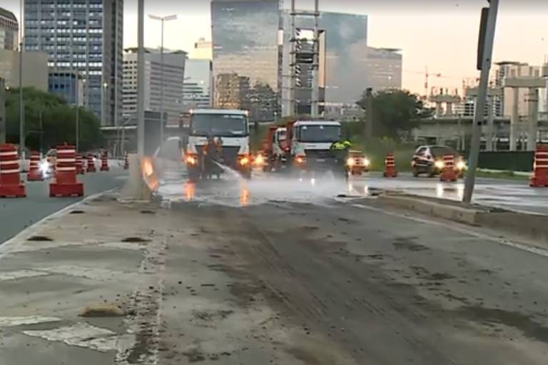 CET retira lama de pista da Marginal Pinheiros na manhã desta terça-feira (7)