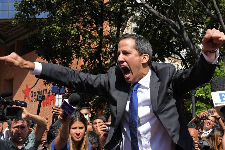 Rodeado de jornalistas, Juan Guaidó grita ao ter sua entrada barrada na Assembleia 