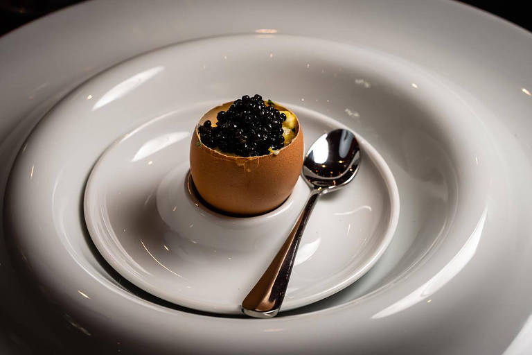 ovo com caviar em prato