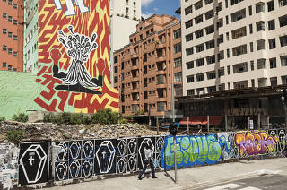 Mural na lateral do edifício Caracu junto ao entulho deixada pelo desabamento do Wilton Paes de Almeida