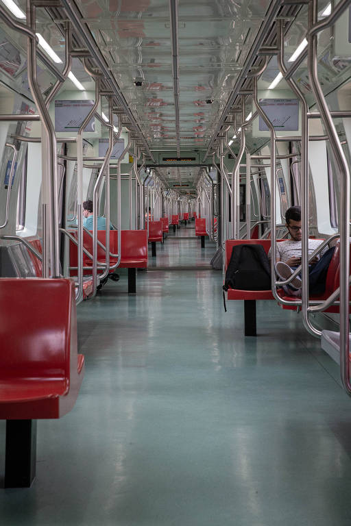 Passageiros no Trem Expresso em direção ao aeroporto de Cumbica nesta segunda-feira (6)