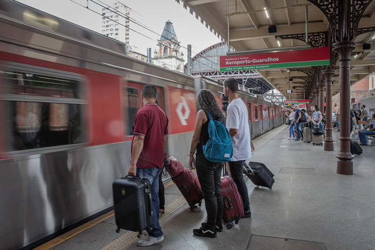 Passageiros embarcam no Expresso Guarulhos, no centro de SP