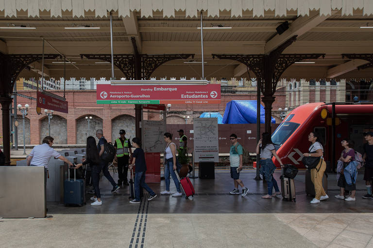 Passageiros na plataforma de embarque do Expresso Guarulhos, na estação da Luz