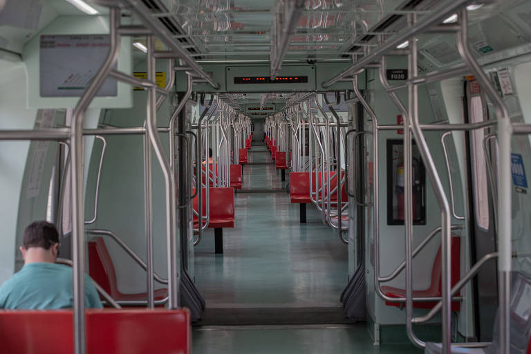 Vazio no interior do Expresso Guarulhos, na faixa de horário das 12h