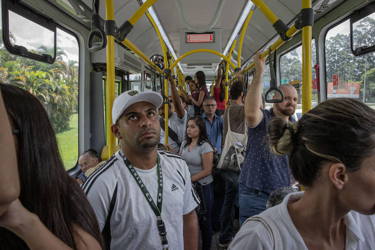 Passageiros dentro do ônibus da GRU Airport, que faz o transfer entre a estação de trem da CPTM e os terminais do aeroporto
